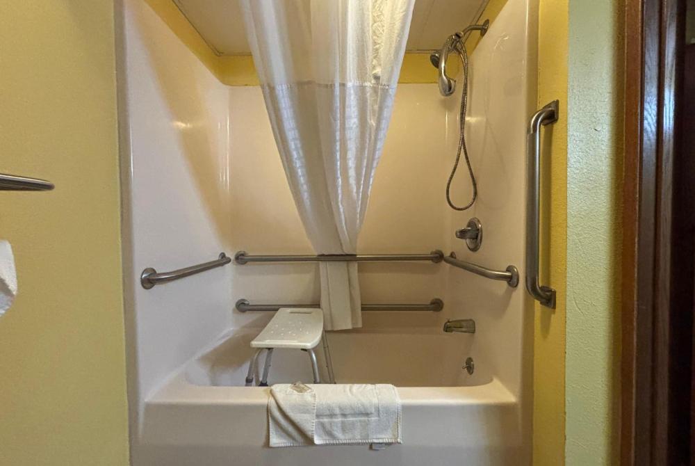 Queen Room - Disability Access/Non-Smoking interior